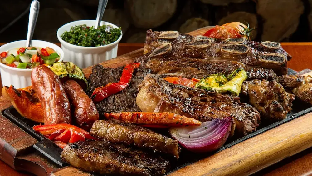 Tabela de carnes grelhadas com acompanhamentos diversos