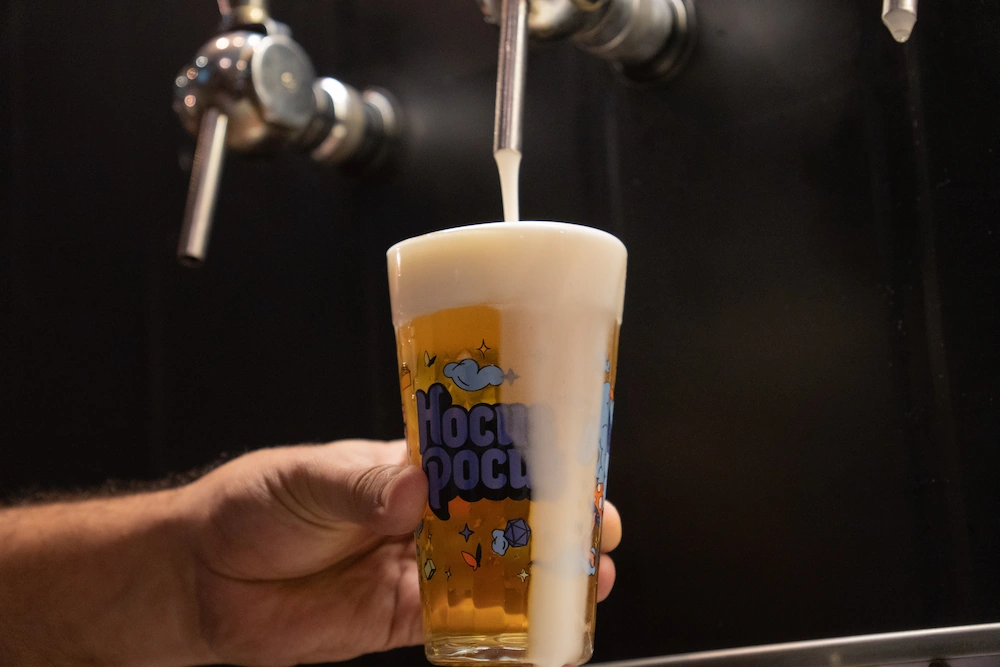 Copo de cerveja artesanal sendo servido