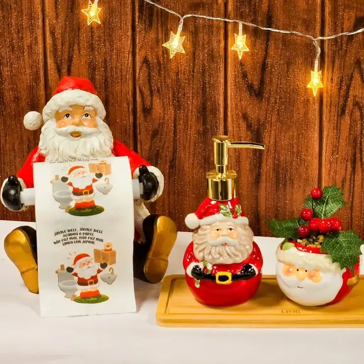 Conjunto de banheiro natalino com porta-papel higiênico, saboneteira líquida e pote de cerâmica em formato de Papai Noel.