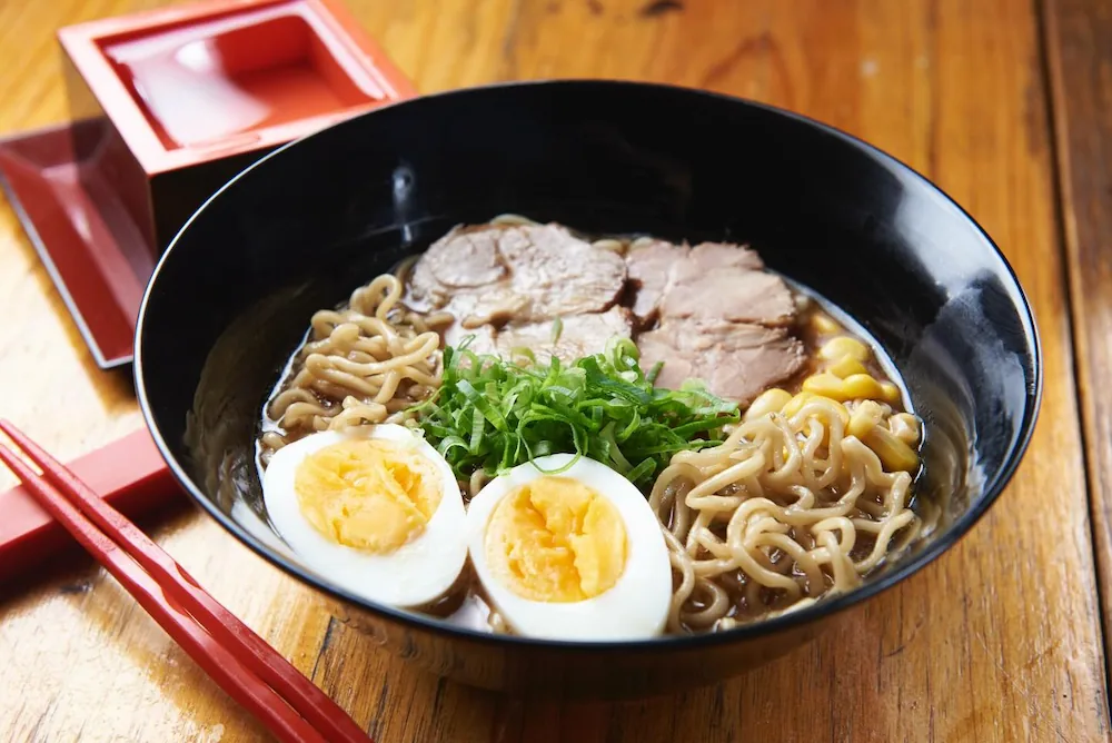 Delicioso ramen com ovo, carne e cebolinha.