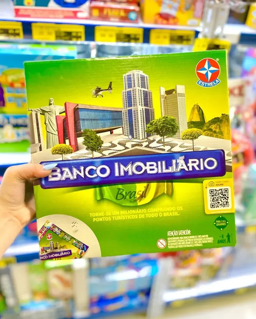Jogo de tabuleiro clássico Banco Imobiliário versão Brasil da marca Estrela, ideal para crianças a partir de 8 anos.
