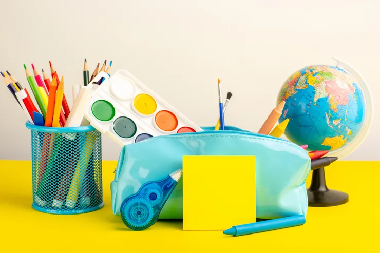 Materiais escolares em mesa colorida