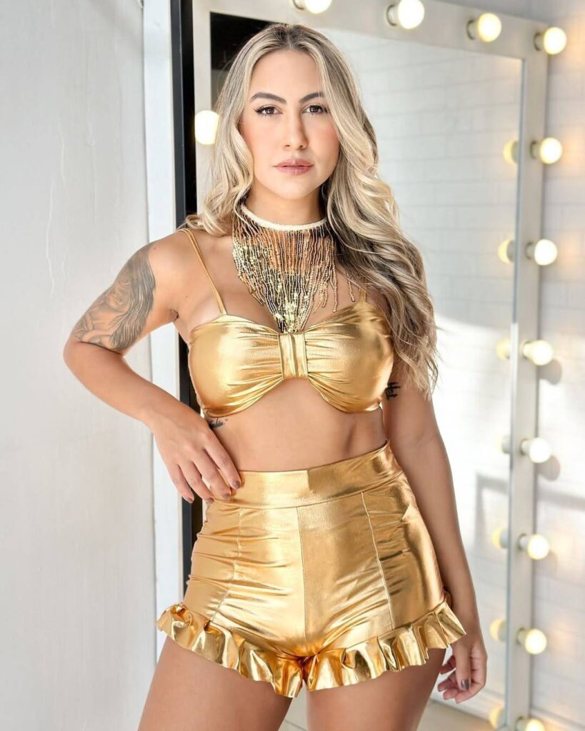 425739031 18325246837142880 6309287067189851460 n Modelo feminina em traje dourado elegante