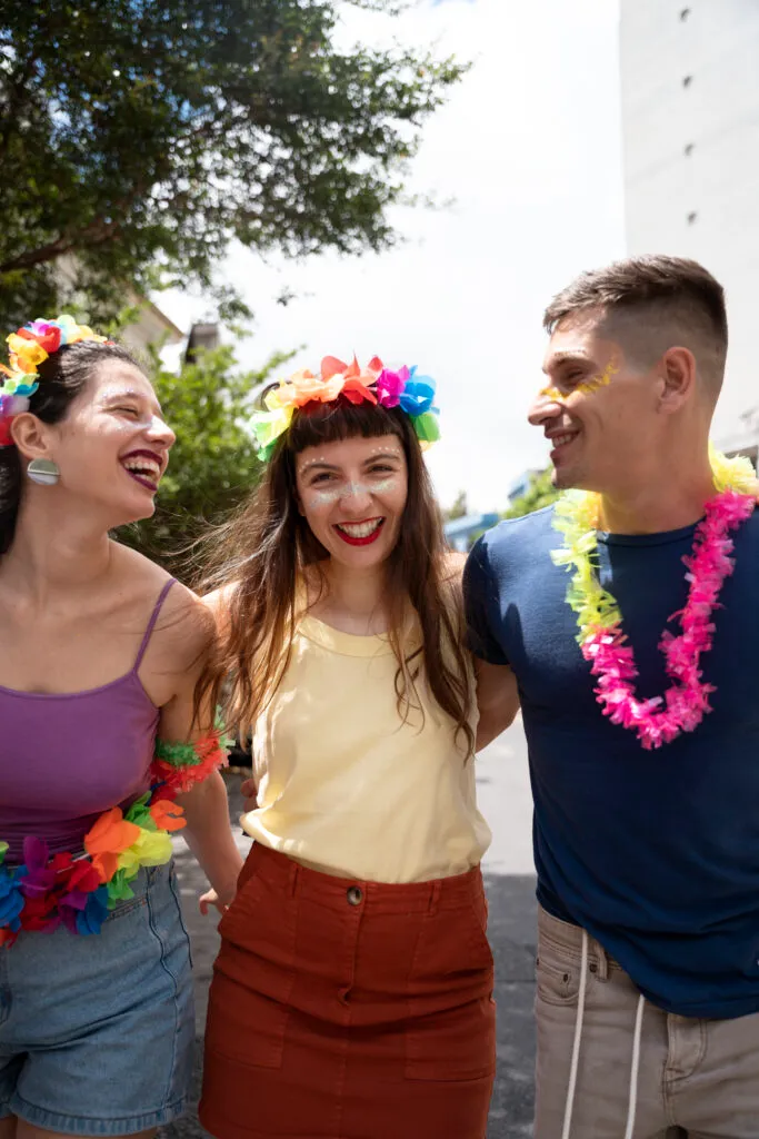 Pessoas curtindo o carnaval juntos