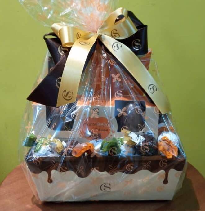 51l1c3UGYsL. AC Cesta de chocolates com laço dourado e decoração elegante.