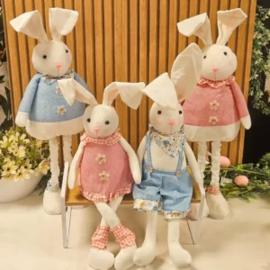 Conjunto de coelhos de pano decorativos coloridos.