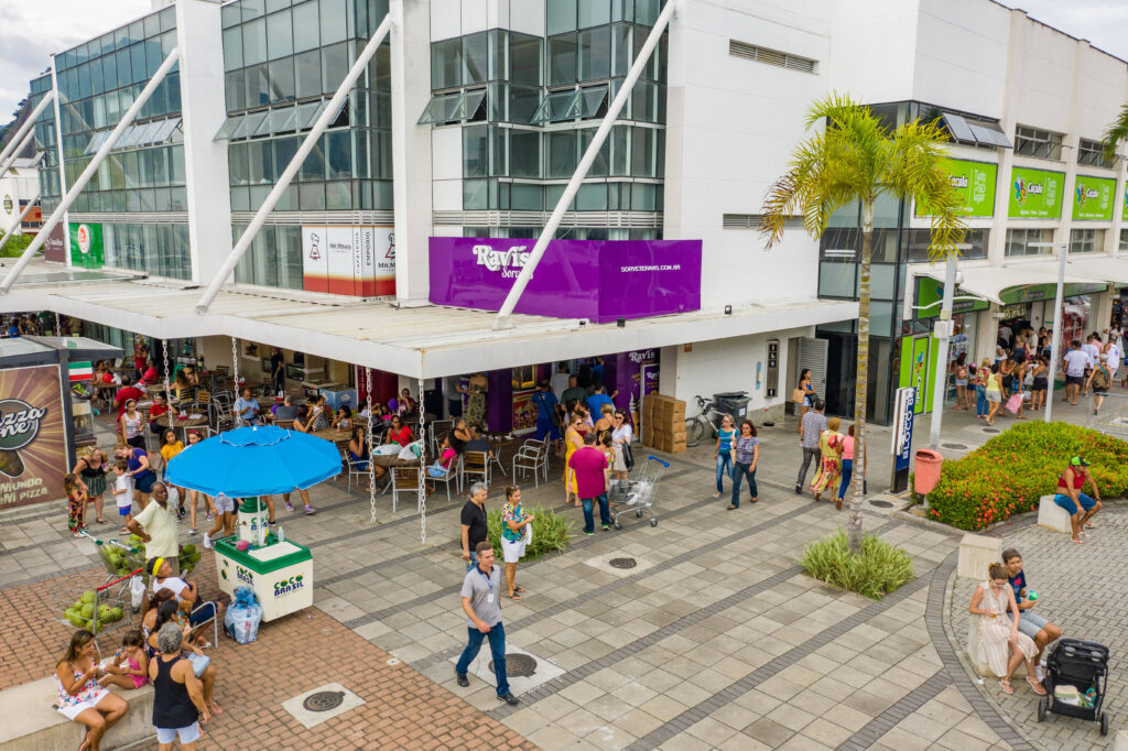 DJI 0783 Centro comercial movimentado com pessoas e lojas.