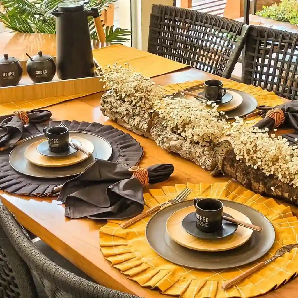 Mesa decorada com pratos e xícaras de café