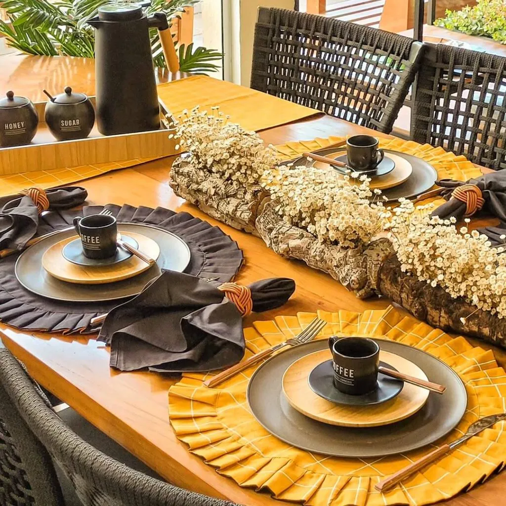 SaveClip.App 357762704 256458020348286 8807122658625087204 n Mesa decorada com pratos e xícaras de café
