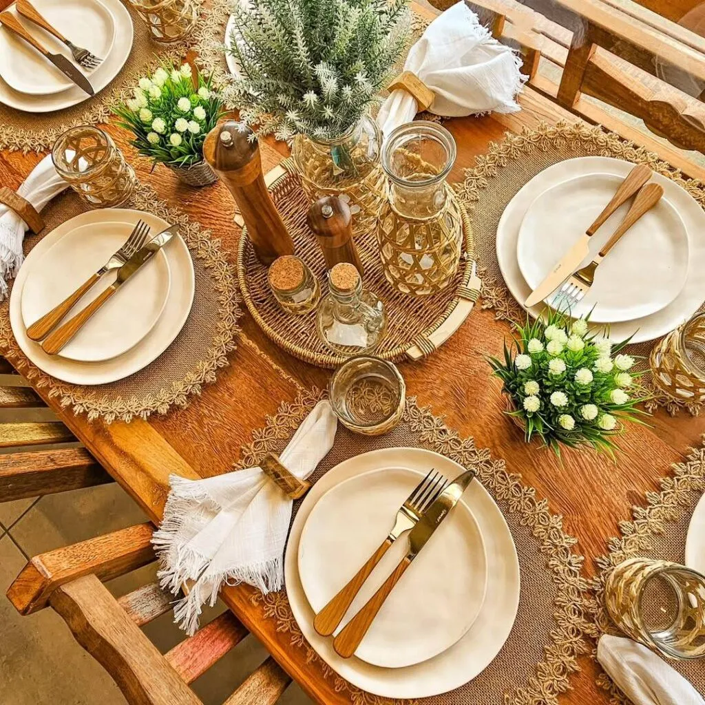 Mesa decorada com talheres e flores para jantar