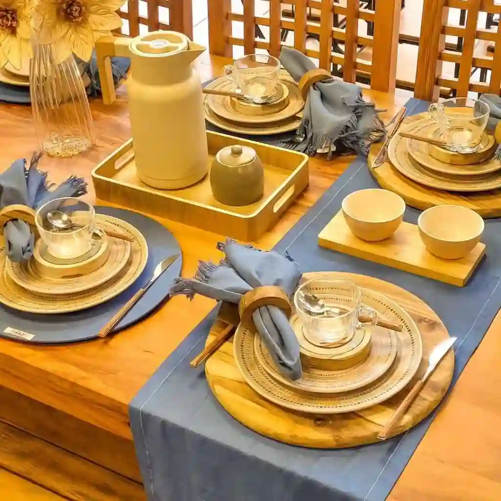 Mesa decorada com a toalha azul