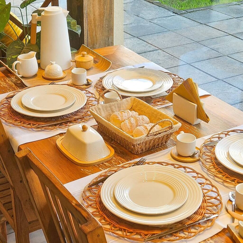 459 SaveClip.App 451557617 499595256087869 3299414840302393725 n Mesa bem posta com pratos e utensílios elegantes.