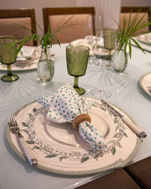 SaveClip.App 487538520 18467298820068799 4944587383034879685 n Mesa posta com prato, talheres e decoração elegante
