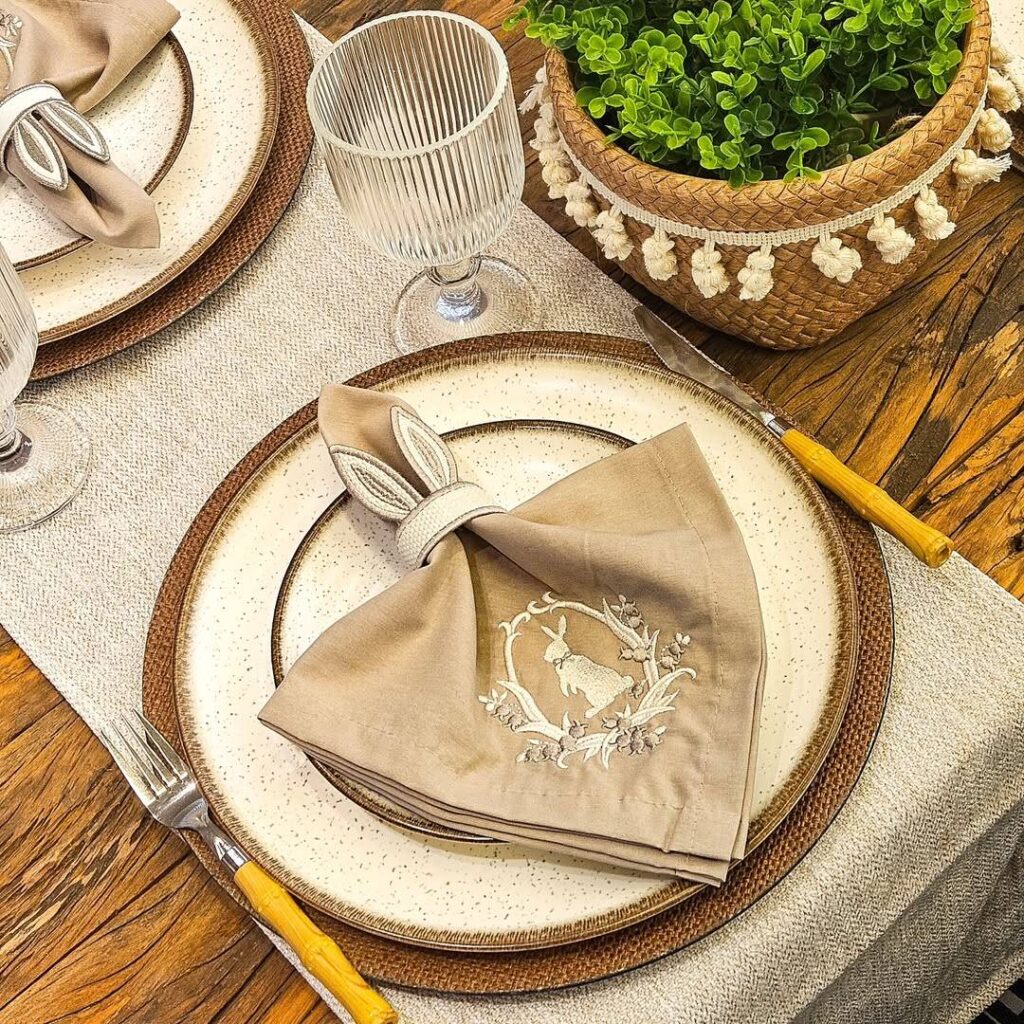 SaveClip.App 489748773 552121274149947 8445514357557530359 n Mesa posta com pratos e decorativo elegante.