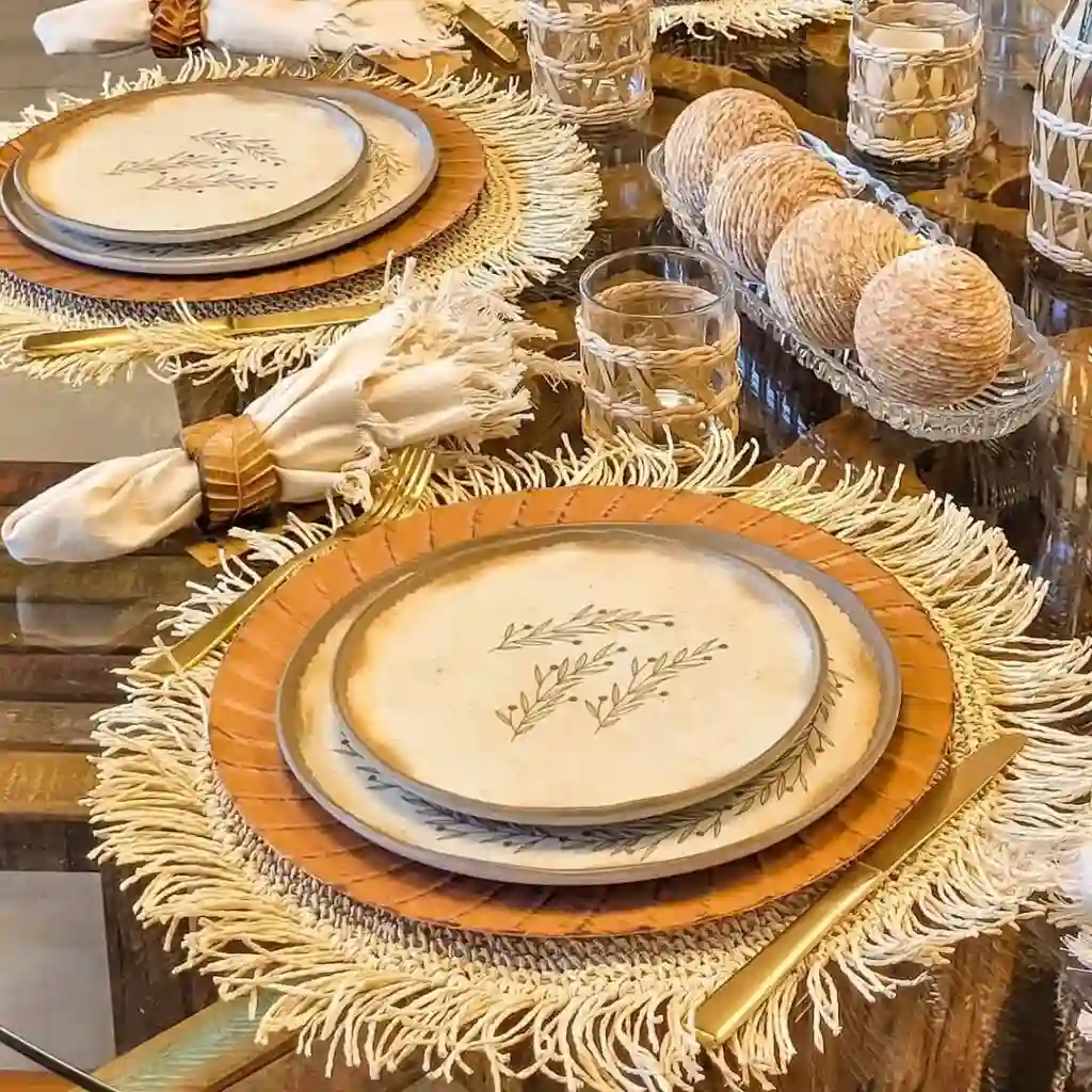 Mesa posta com pratos decorados e toalha de sisal