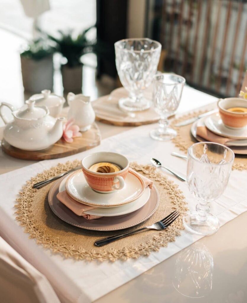 SaveClip.App 342390399 994683954768221 121117426376988667 n Mesa elegantemente posta com chá e utensílios delicados.