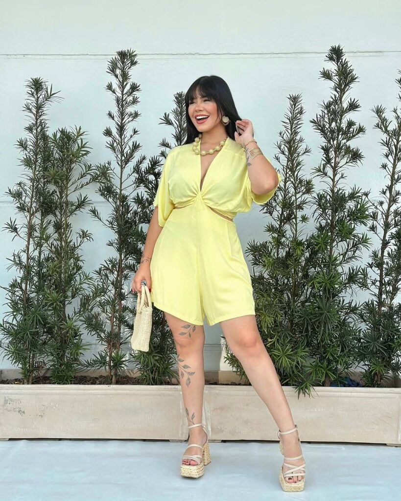 SaveClip.App 472385394 952510350180730 4722671199998880104 n Mulher sorridente usando macacão amarelo em ambiente externo