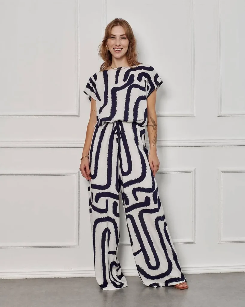 SaveClip.App 467395864 18329724658154552 6901299018913744887 n Mulher sorrindo em roupa estampada em azul e branco