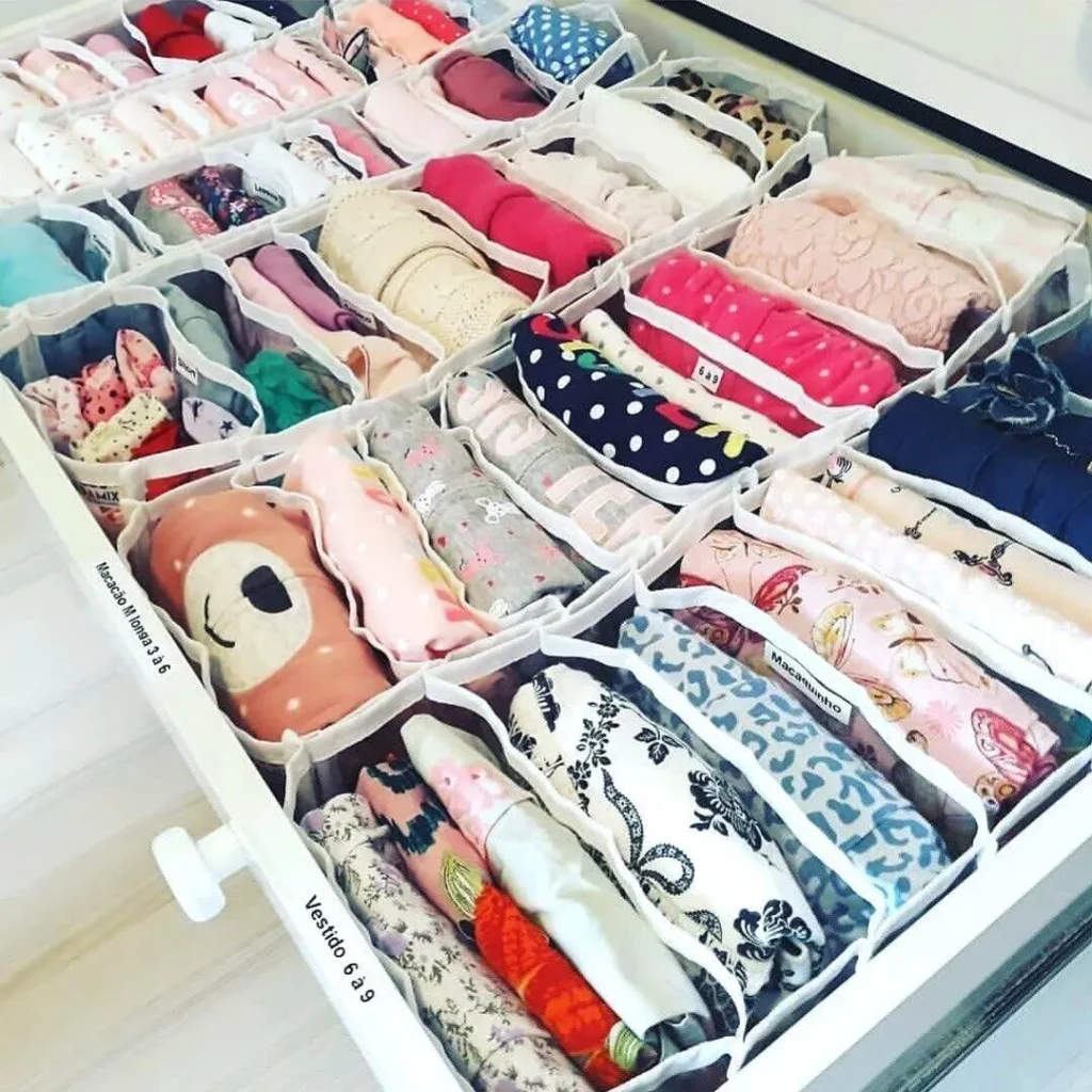SaveClip.App 267691406 4535581206563303 7788531641415786828 n organização de roupas infantis em gaveta