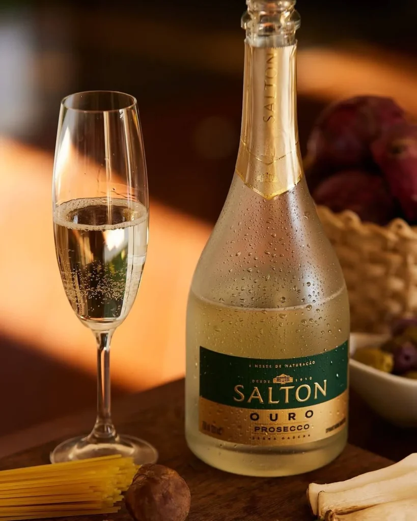 SaveClip.App 476833425 965416732354567 1058719207415479515 n Garrafa de Prosecco Salton Ouro e taça