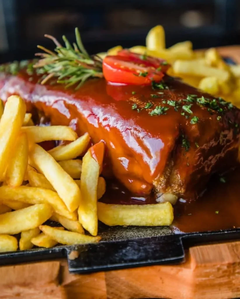 SaveClip.App 470186540 18037779374365812 9130395735104226113 n Prato de carne com molho e batatas fritas