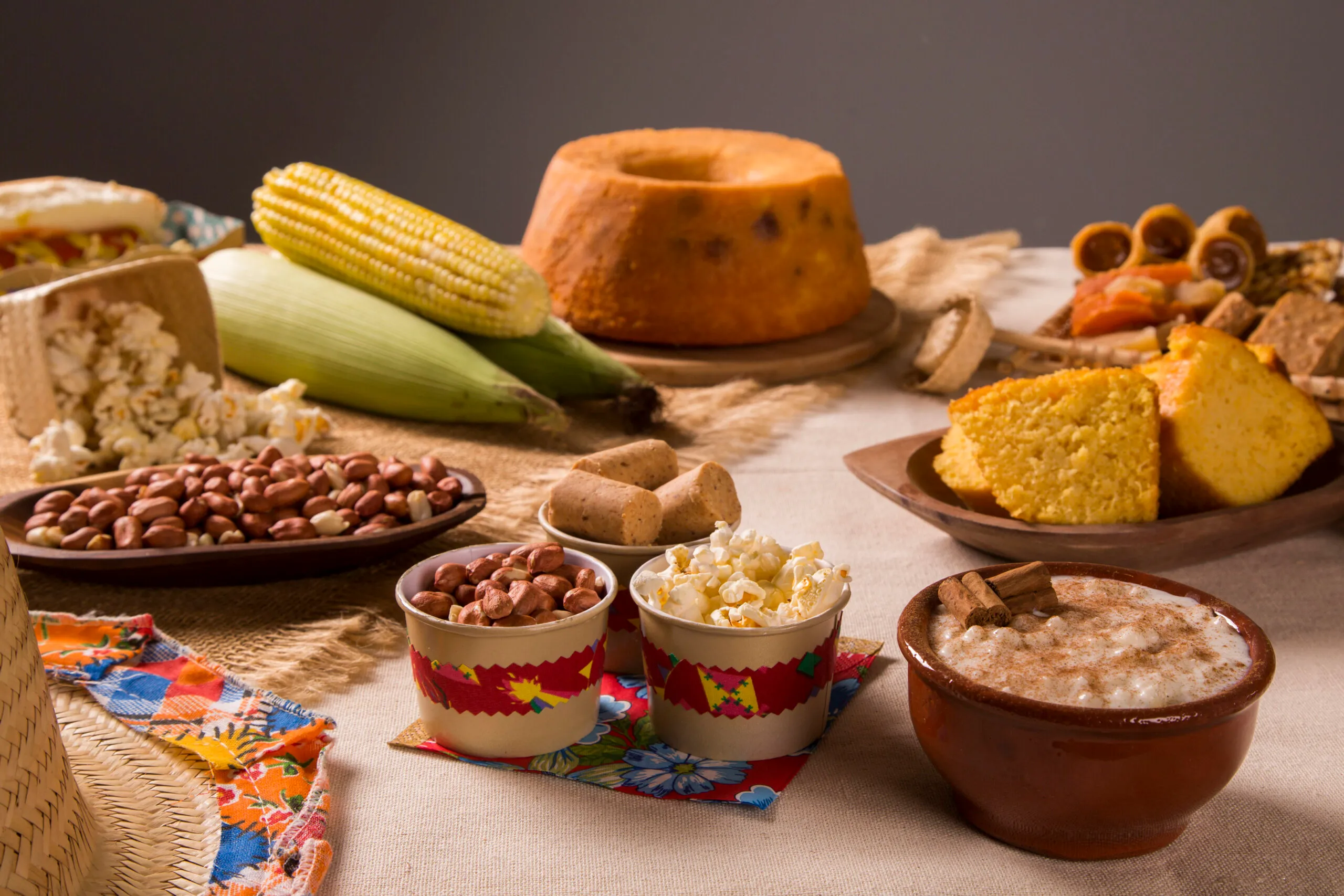 Mesa com comidas brasileiras da festa junina