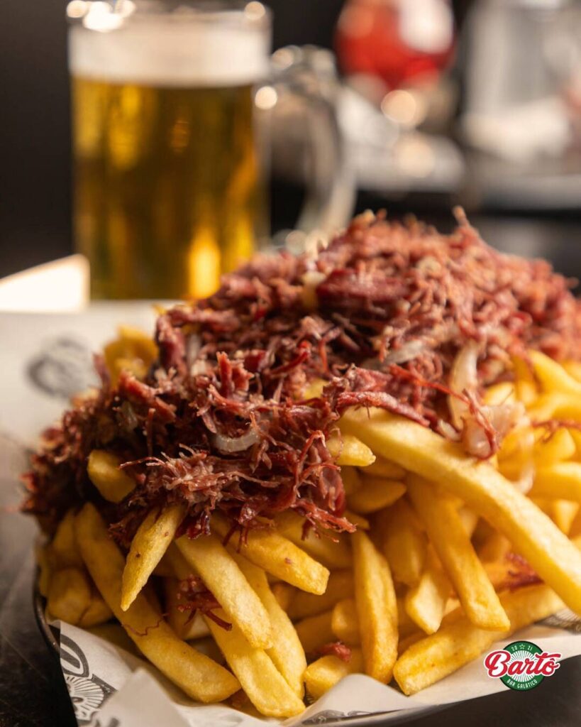 Batatas fritas com carne desfiada saborosa