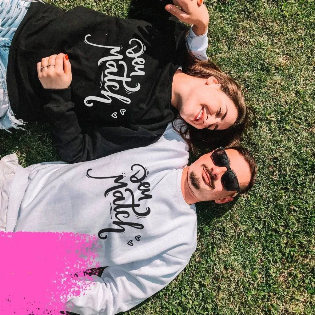 SaveClip.App 240568118 531752991389295 5315512479936358676 n Casal deitados na grama usando camisetas pretas e brancas
