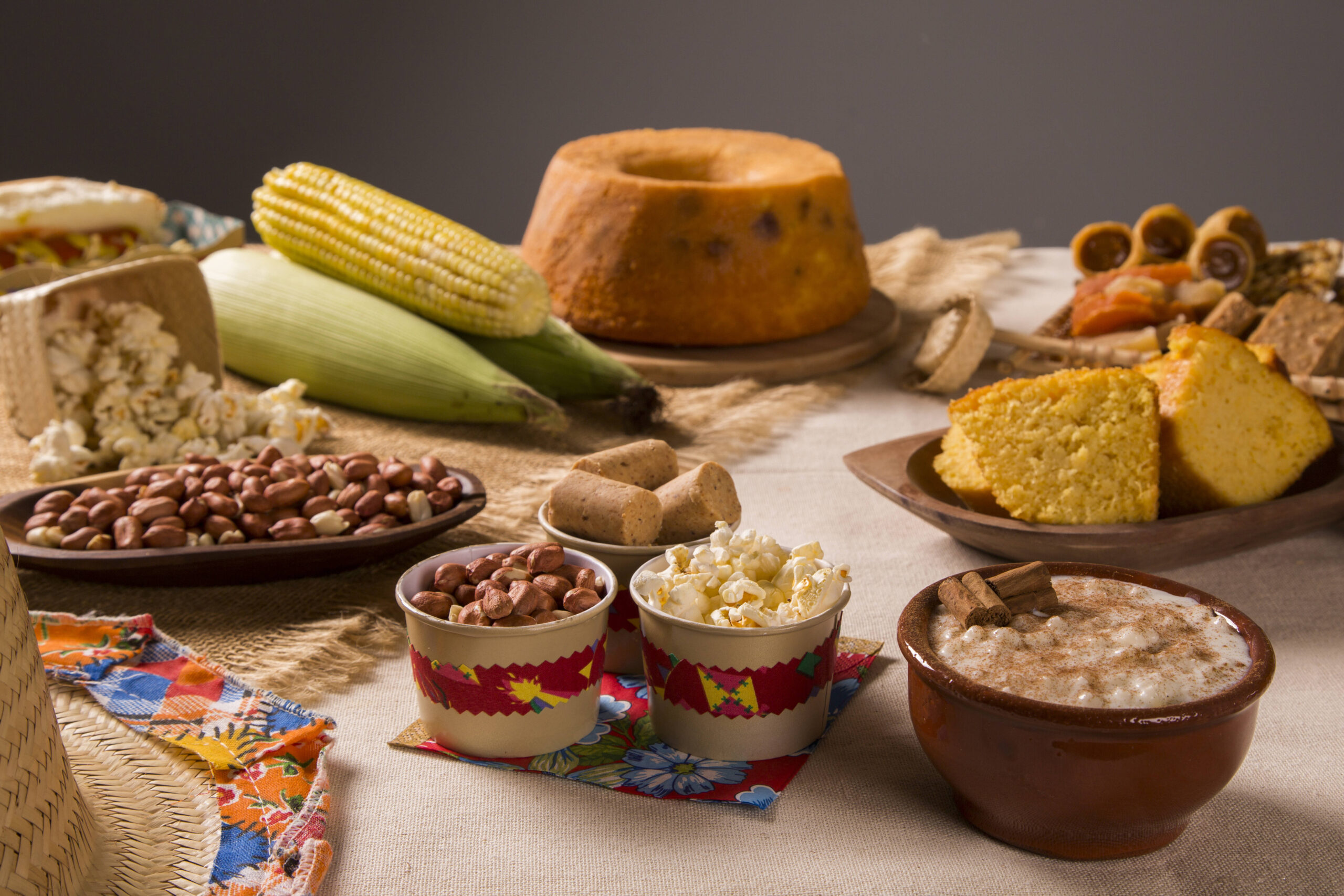 Mesa com comidas típicas e ingredientes variados brasileiros