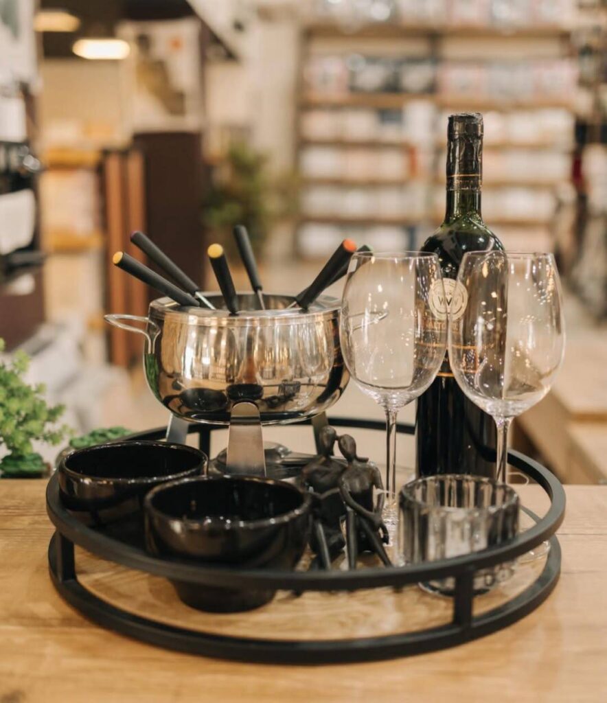 SaveClip.App 353872788 201931479039851 4590349857348254711 n Conjunto de fondue com taças de vinho e garrafa