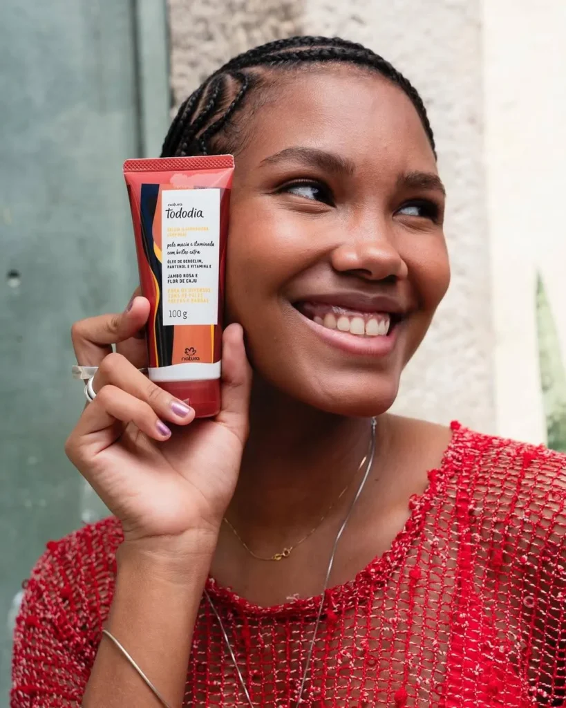 SaveClip.App 486309457 18499479112053461 7919483074396482535 n1 Mulher sorrindo segurando creme hidratante Tododia