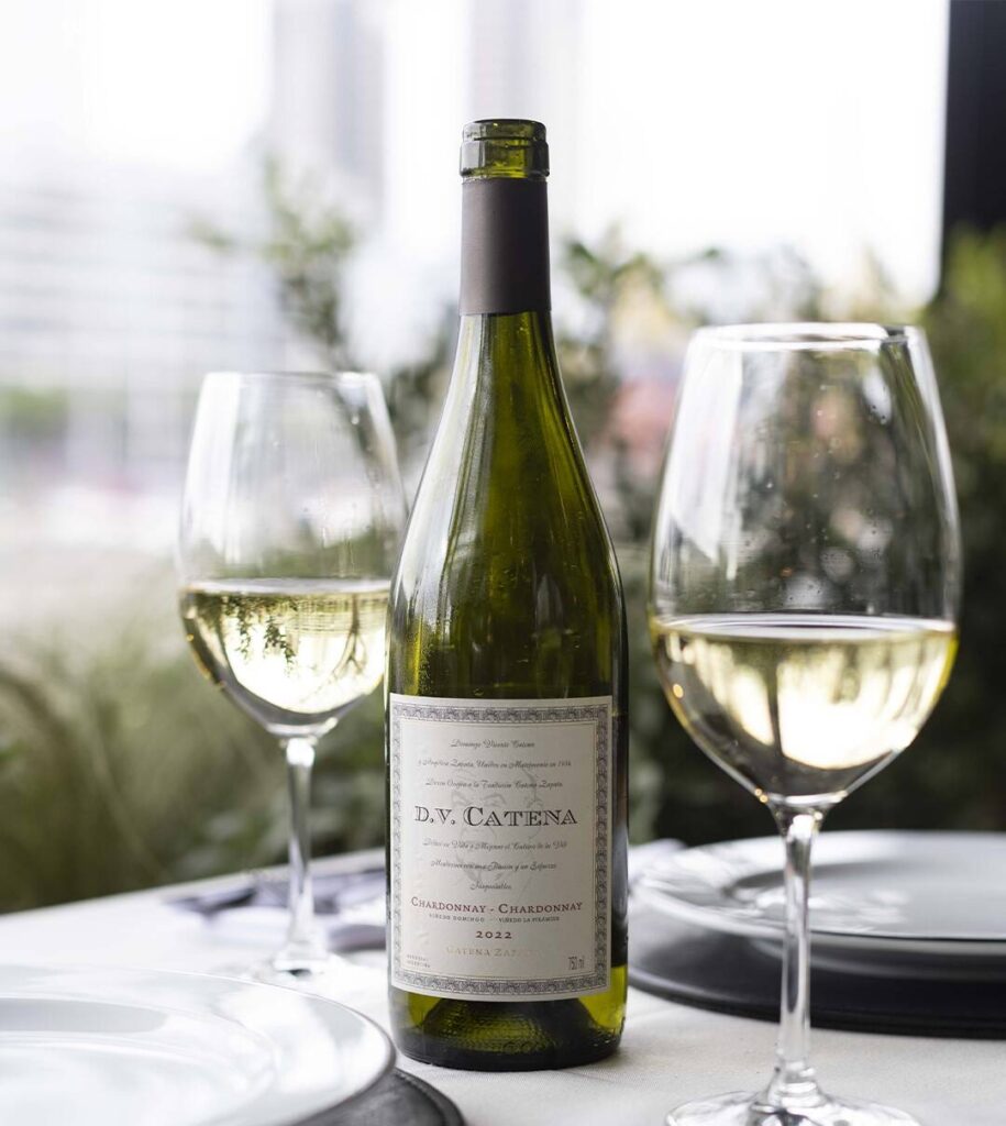 SaveClip.App 493320688 1230308582434197 1422186247417141212 n Garrafa de vinho D.V. Catena Chardonnay 2021 com taças