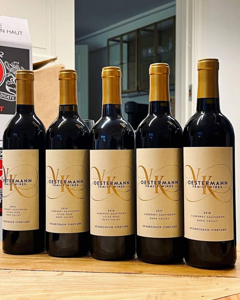 SaveClip.App 316731673 842431593671726 1773657214008913956 n Seis garrafas de vinho tinto Oestermann em destaque.