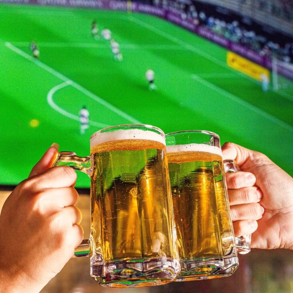 SaveClip.App 472567252 18382688449104804 2497495561641978976 n Duas canecas de cerveja brindando em jogo de futebol