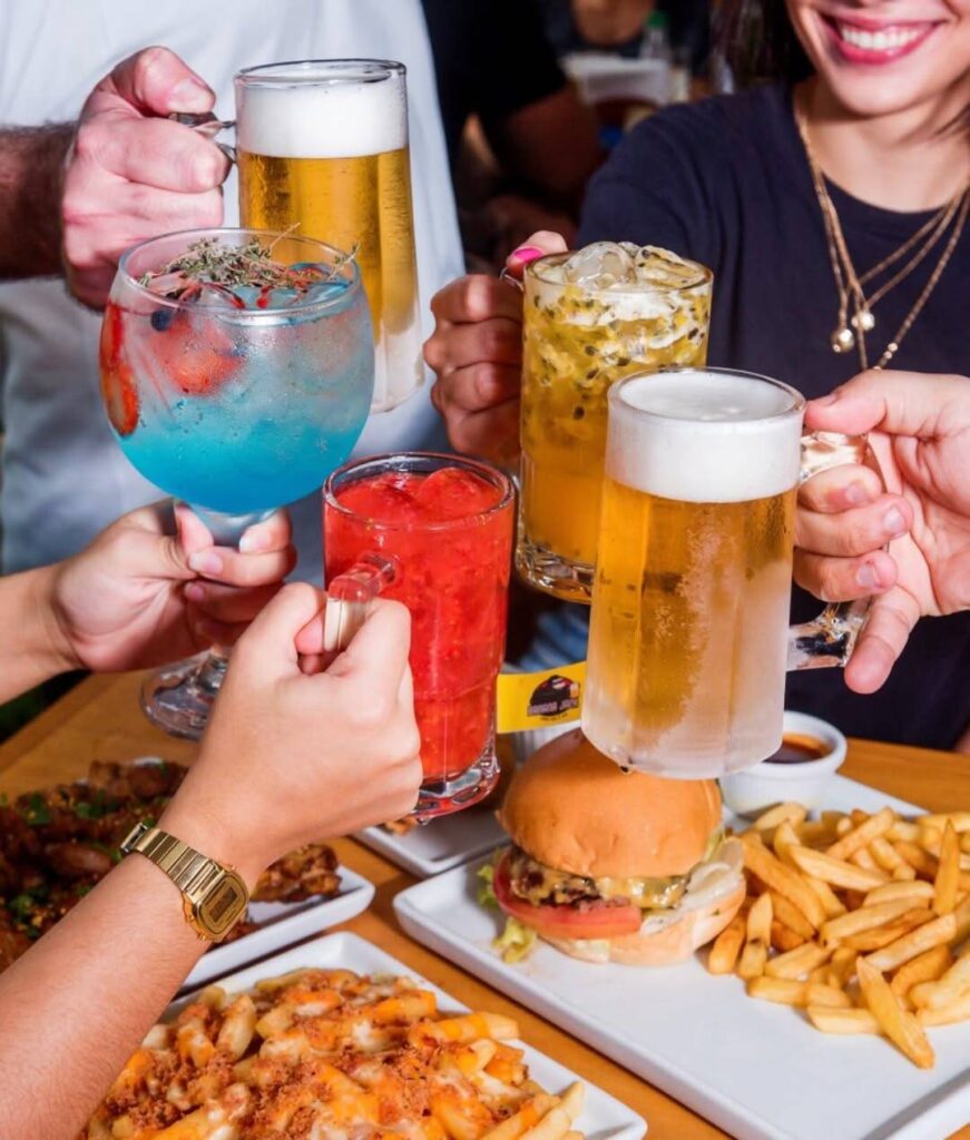 SaveClip.App 473543211 18479357362011282 5798456154823250563 n Brindes com drinks e comida em um encontro casual