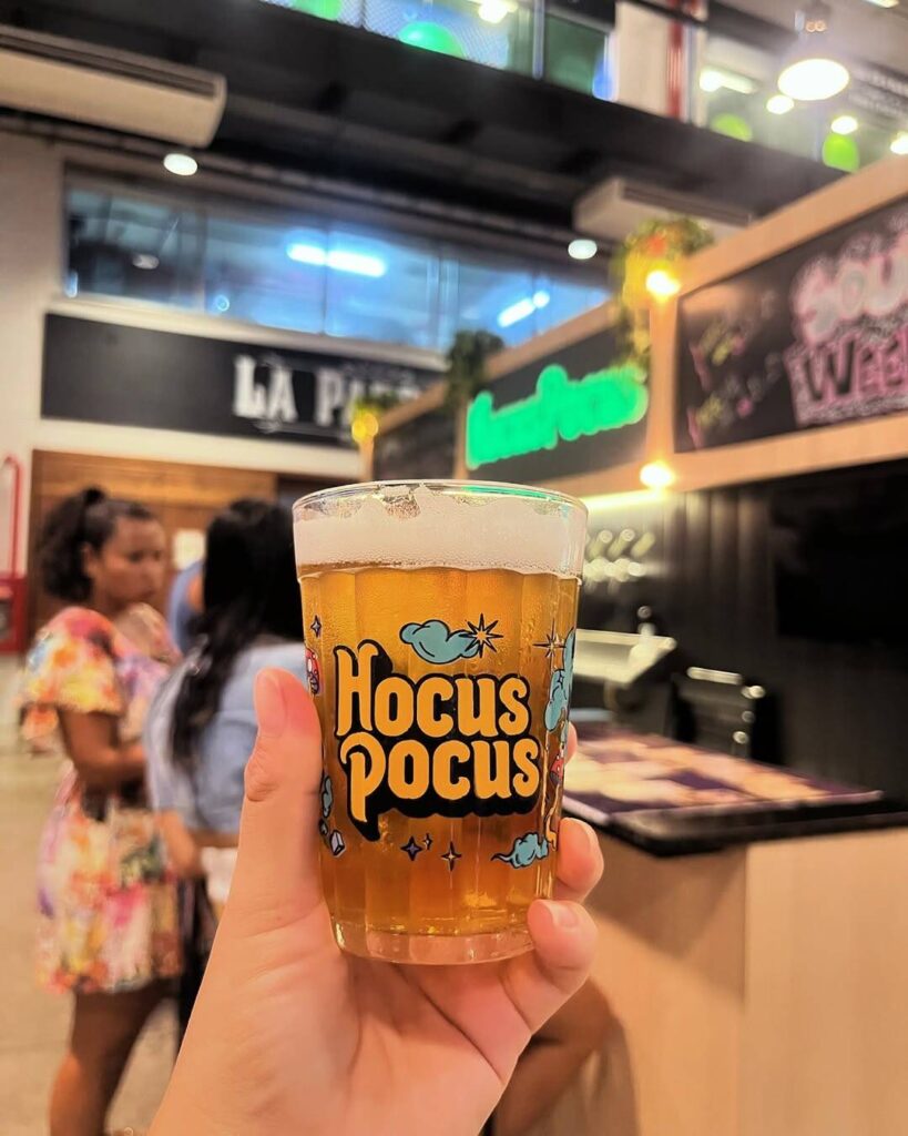 SaveClip.App 447522994 1386754609386563 8572727908522090007 n Copo de cerveja Hocus Pocus em evento gastronômico.