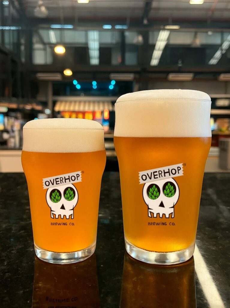 SaveClip.App 506088949 18413072023102902 1341761899981847075 n Cervejas Overhop em copos com espuma