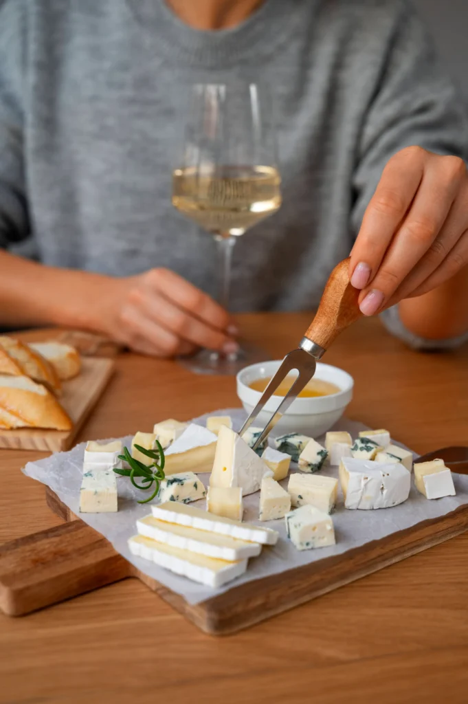 Seleção de queijos finos com vinho branco