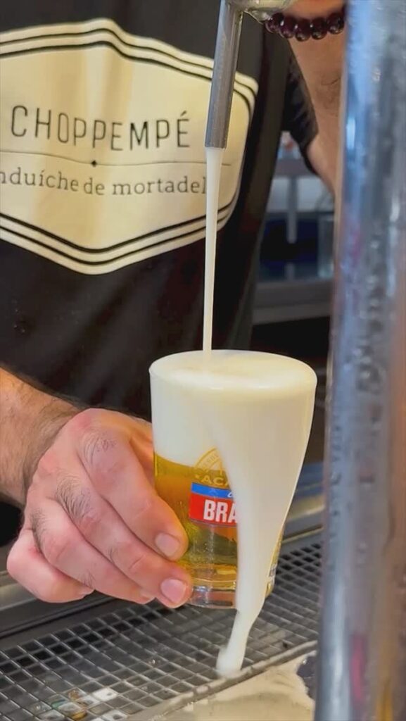 SaveClip.App 481804524 946485007518669 273030127487476904 n Servindo chopp em copo com espuma, Chop Empé