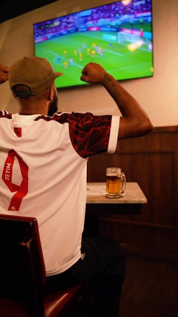 SaveClip.App 362892501 670562144527051 375580309932794529 n Torcedor assistindo jogo de futebol na TV