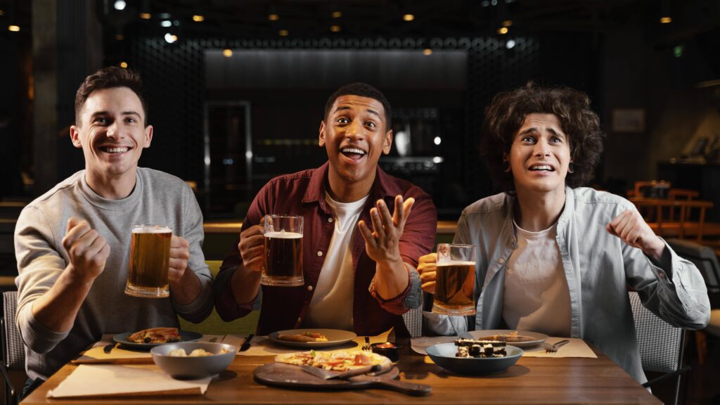 amigos felizes com tiro medio e cerveja no bar Três amigos se divertindo em festa com pizza e cerveja.