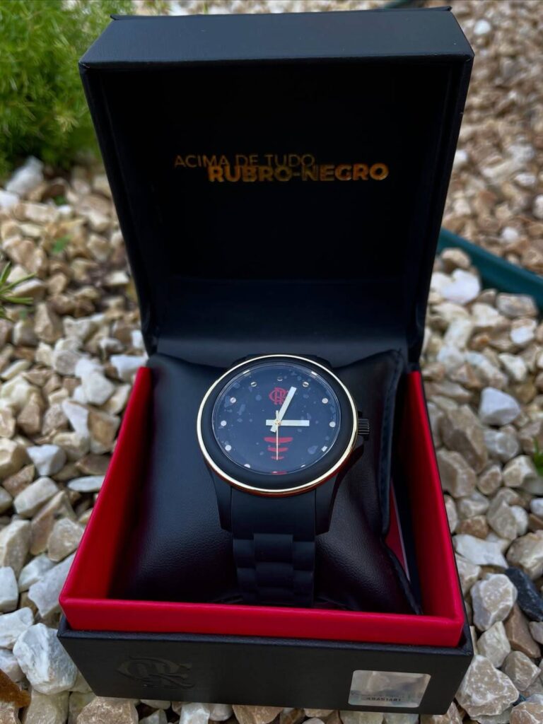 854 SaveClip.App 503600487 17844067365514932 6562670018013405128 n Relógio Rubro-Negro em caixa elegante