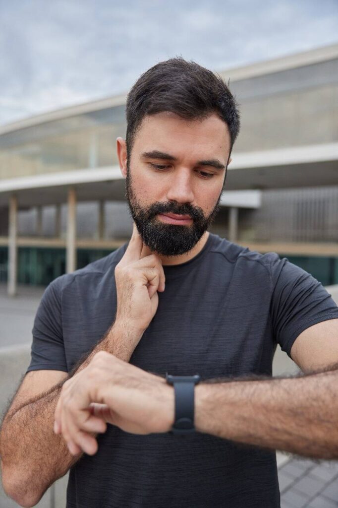 WhatsAppImage2025 07 09at17.08.28 Homem verificando o relógio inteligente ao ar livre