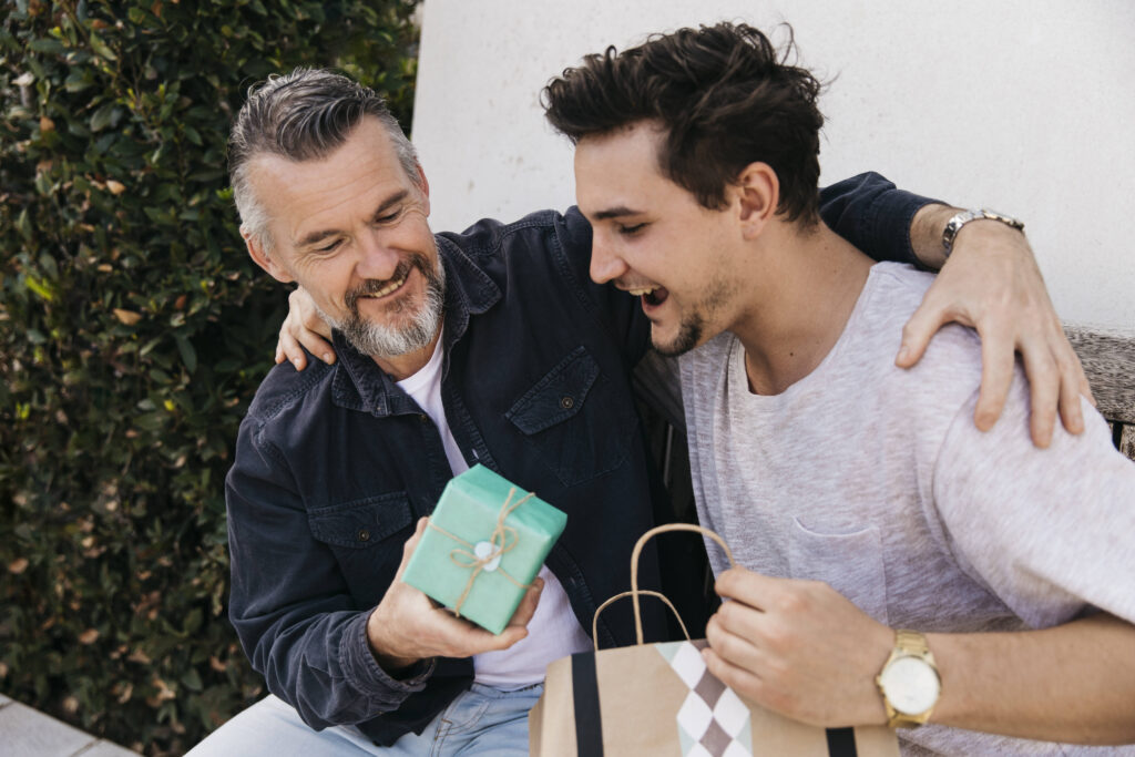 conceito de dia dos pais com presente Pai e filho trocando presentes sorrindo