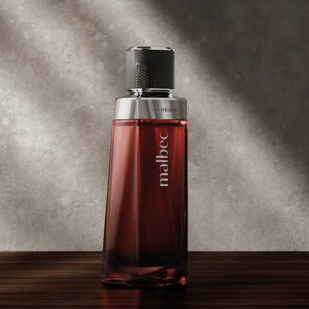 design sem nome 2025 06 24t140040 504 619e2537694ebdad0217507856079670 1024 1024 Frasco de perfume Malbec sobre madeira