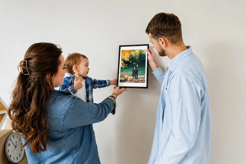 Família admirando uma foto emoldurada na parede