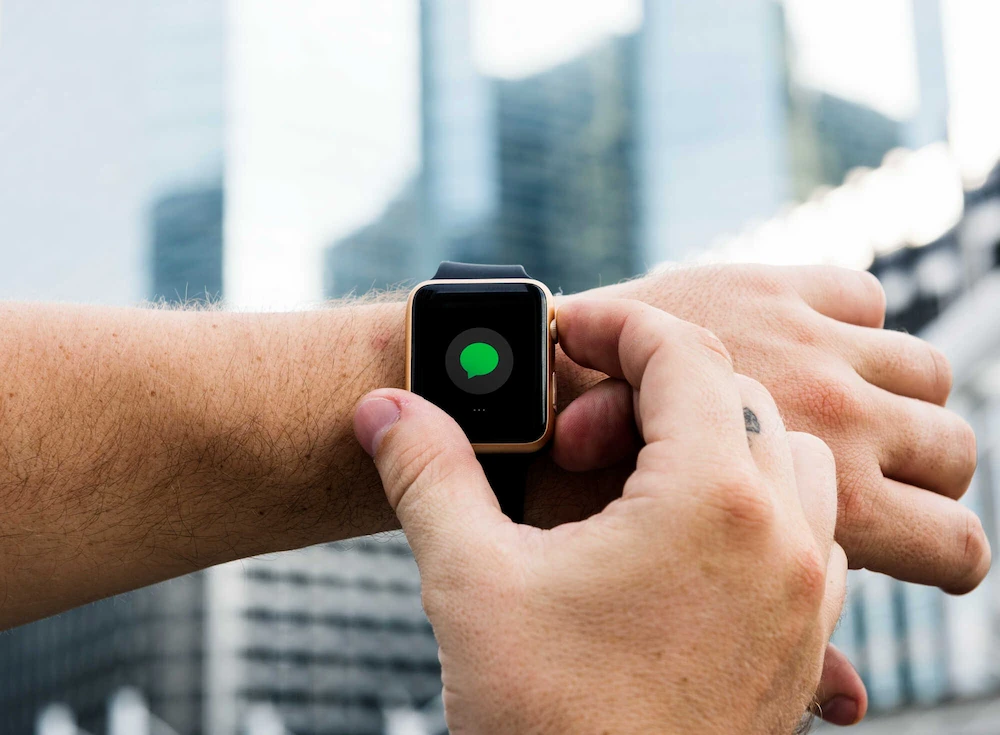 Pessoa checando smartwatch em ambiente urbano