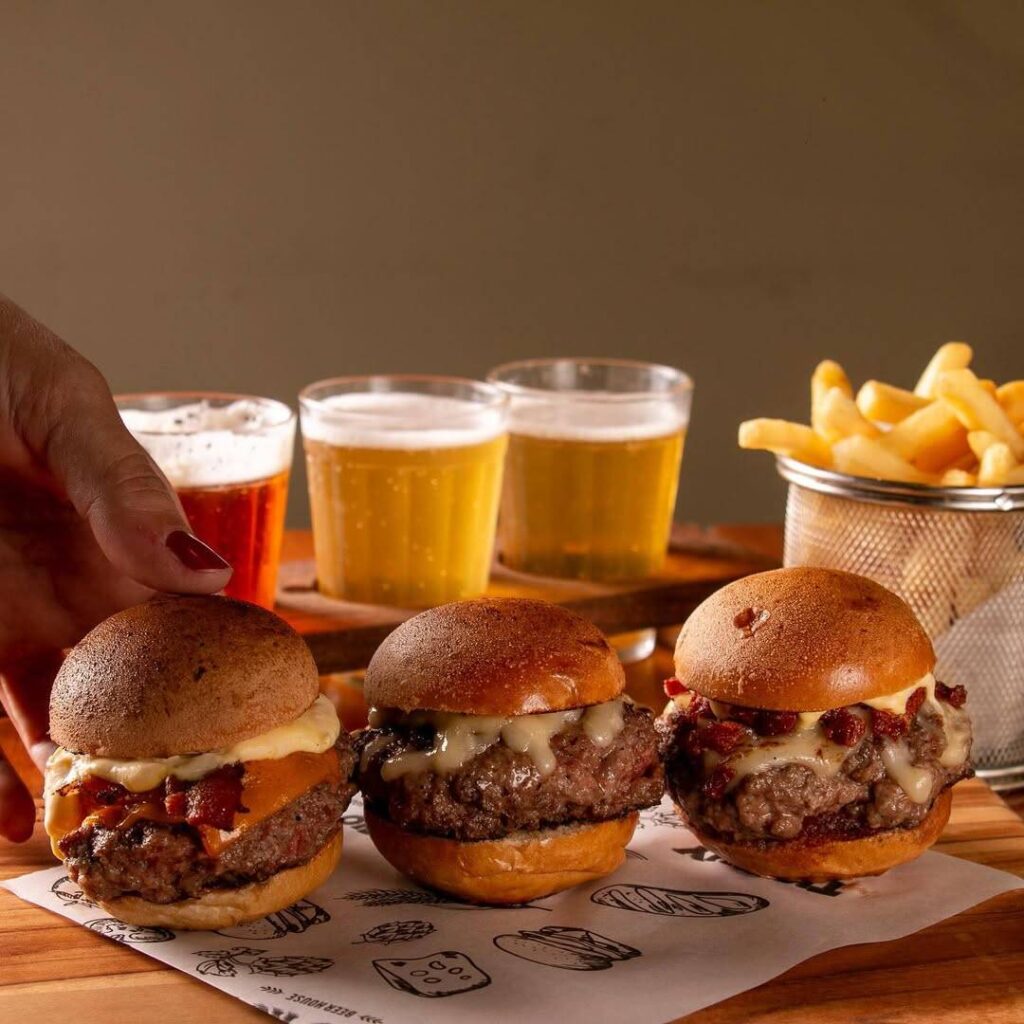 Trio de mini hambúrgueres com batatas e cervejas