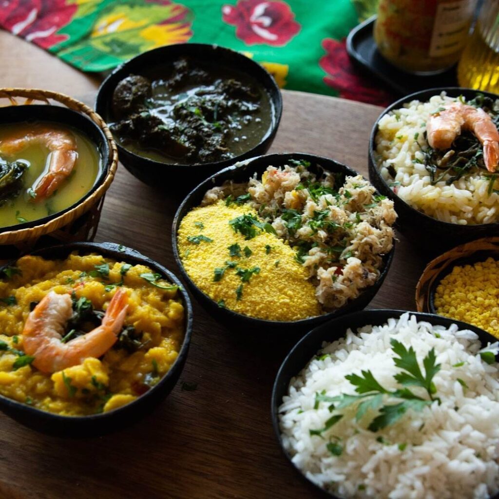 Diversos pratos da culinária brasileira em tigelas