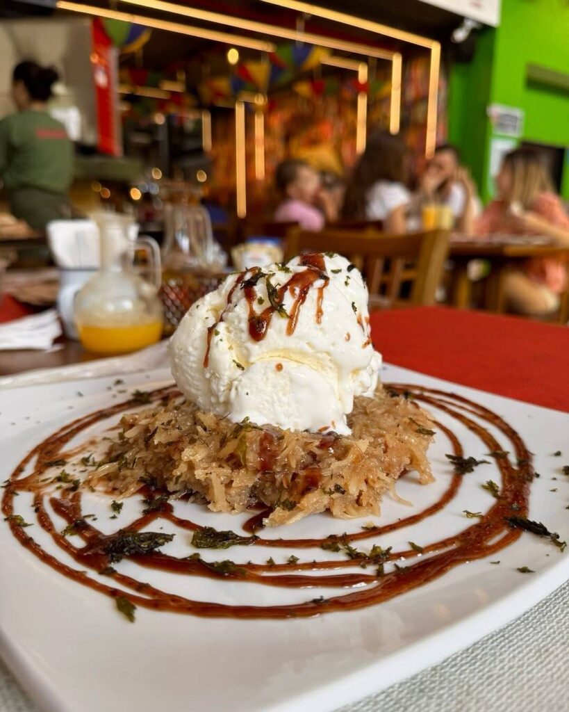 Sobremesa com sorvete sobre doce árabe.